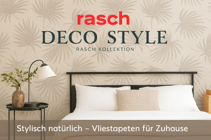 alt="Rasch Deco Style – Vliestapete mit Palmblatt-Motiv in Taupe, modernes Schlafzimmer im Scandi-Stil, Querformat"